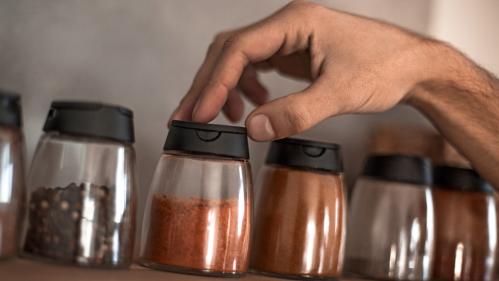 Spice Containers Pose Contamination Risk During Food Preparation