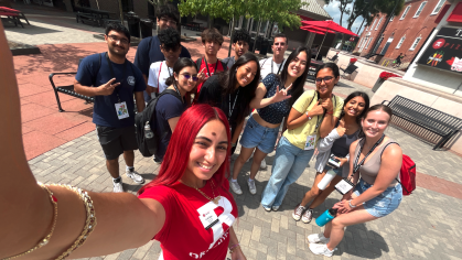 Orientation leader, Leah, from the School of Arts and Sciences with her orientation group