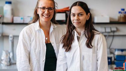Doctoral student Catharina Gronkowsky (left) stands next to Rutgers student Paola Kotori in a laboratory at Forschungszentrum Jülich.