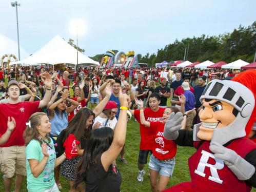 Students dance with Scarlet Knight mascot during new student convocation