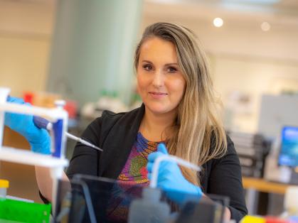 Victoria Abraira in her lab