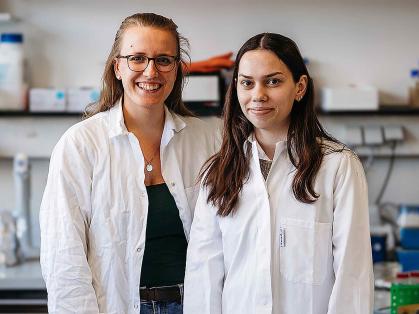Doctoral student Catharina Gronkowsky (left) stands next to Rutgers student Paola Kotori in a laboratory at Forschungszentrum Jülich.